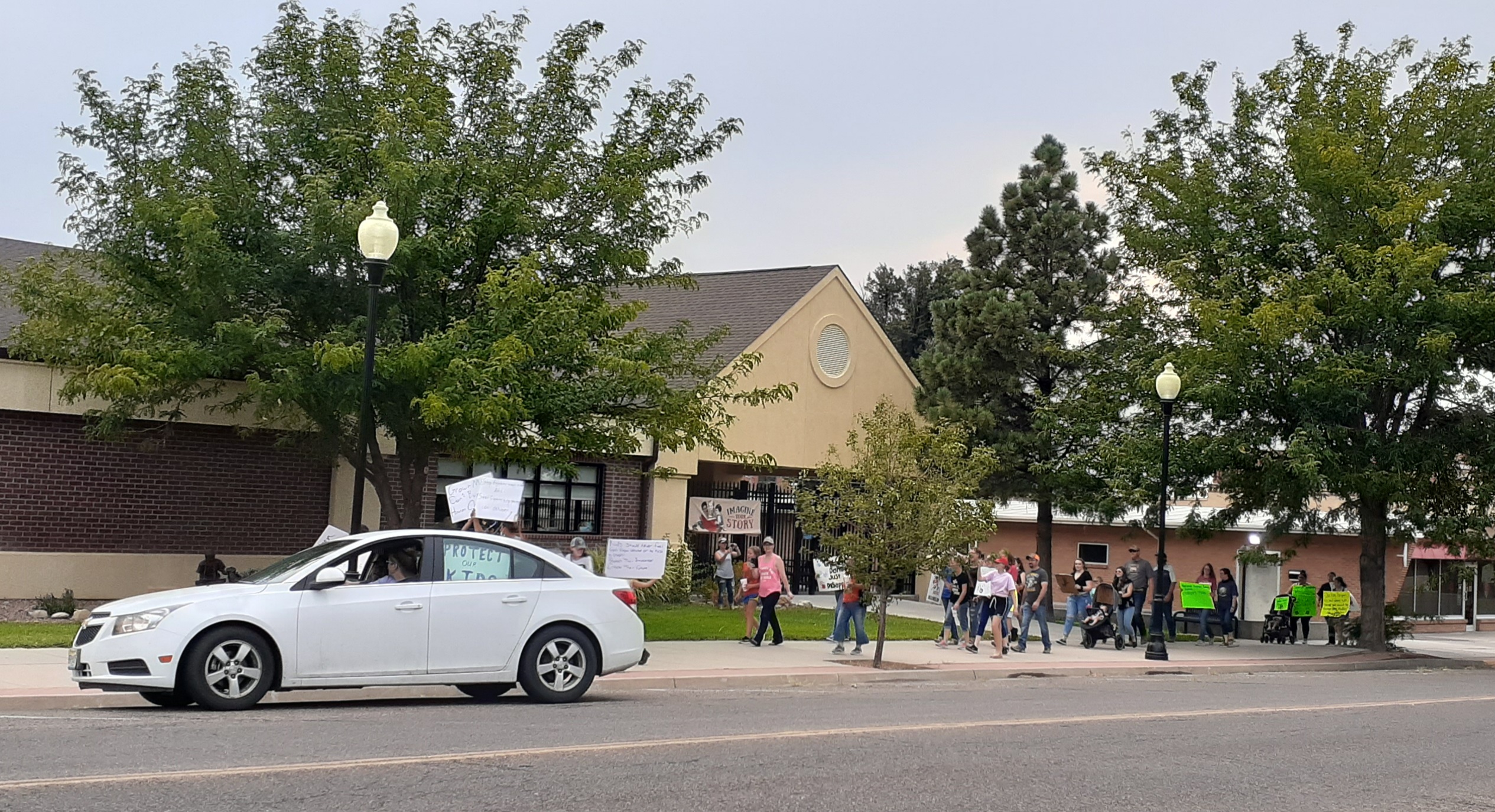 Save our children Peaceful protest La Junta seconews.org