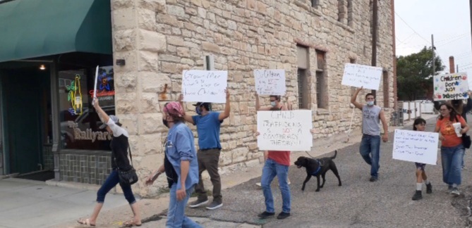 Save our children Peaceful protest La Junta seconews.org
